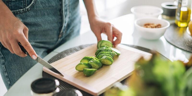 insulinooporność dieta - zdjęcie przedstawia kobietę krojącą ogórka